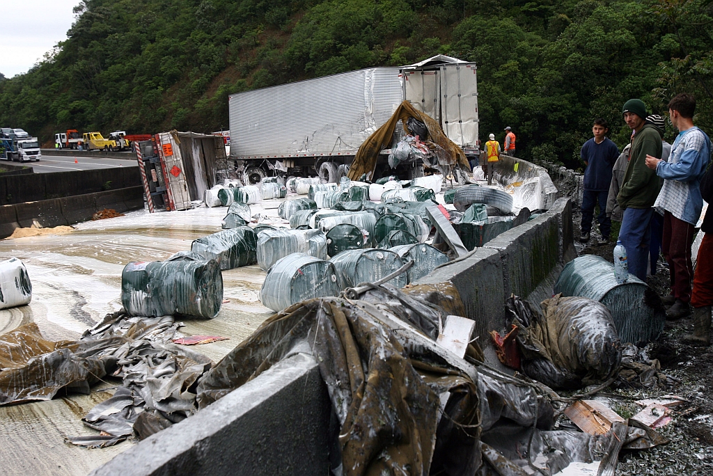 Carga tóxica e inflamável foi derramada na pista da BR -376 depois da colisão de três caminhões . | Priscila Forone/Gazeta do Povo