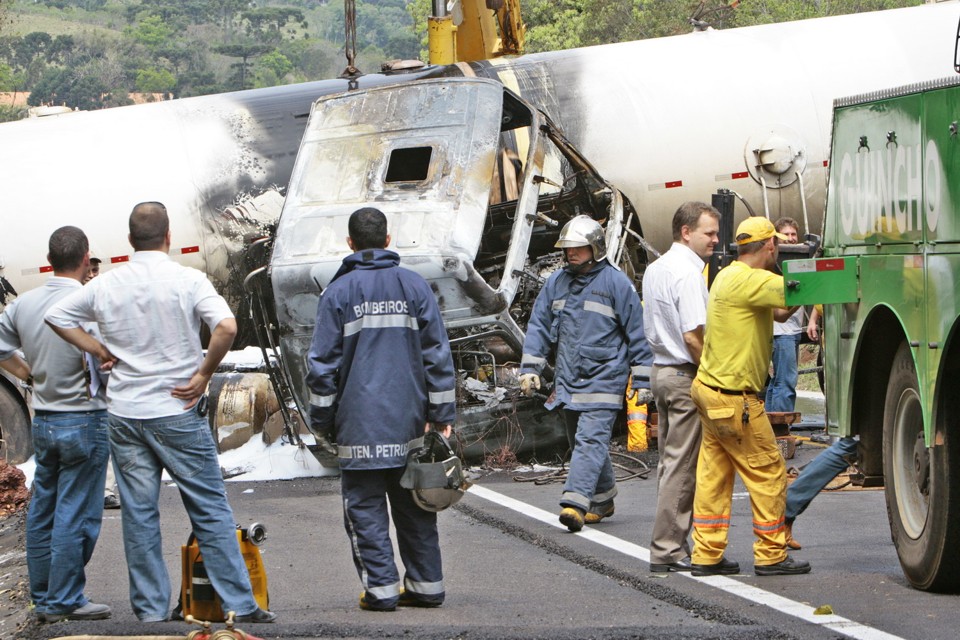 A liberação da pista ocorreu somente após a remoção do tanque de gás de caminhão | Cesar Machado/Vale Press