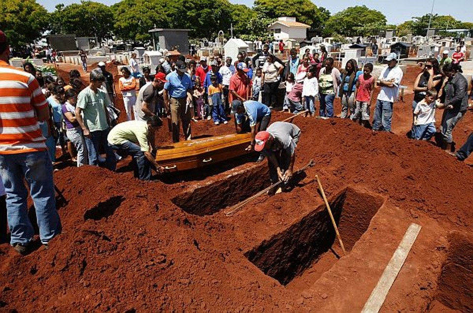 Várias pessoas acompanharam os enterros nesta quarta-feira | Rodolfo Bührer/Gazeta do Povo