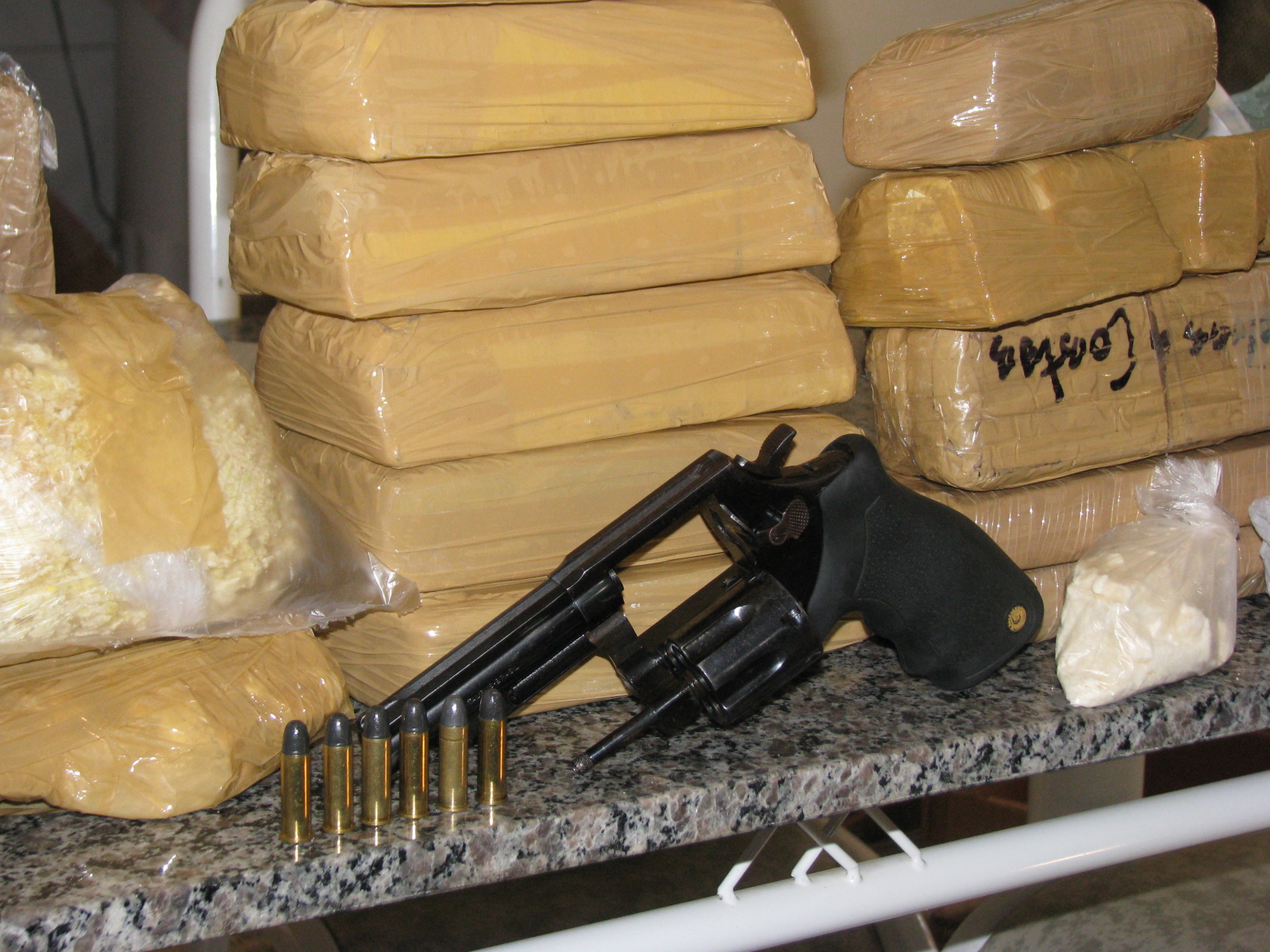 Três pessoas foram presas com 28,8 quilos de crack e outros objetos no Bairro Alto, em Curitiba, neste domingo (14) | Divulgação/Força Samurai PMPR