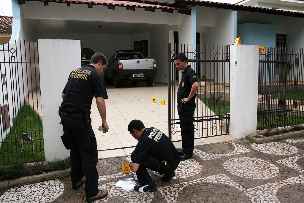Peritos coletam provas na casa de Canalli, em setembro. PF investiga atentados | Antonio Roberto/Ilustrado