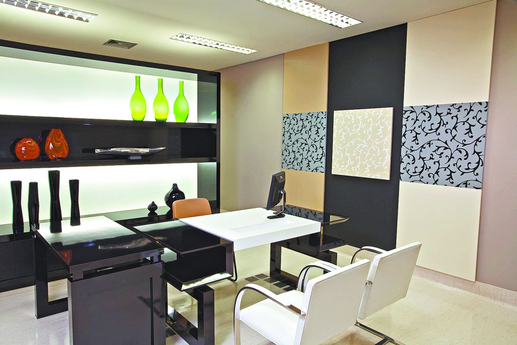 Os vasos utilizados pela arquiteta Cristianne Gehlen foram escolhidos pela transparência e vivacidade das cores | João Thibes