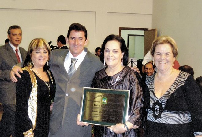 Justa homenagem - A querida senhora Santinha Mercer, vva. des. Edmundo Mercer Jr., de tradicional família de Tibagi, recebeu honrosa homenagem: o Título de Cidadã Benemérita de Tibagi, proposição do vereador Clair Silva. D. Santinha foi representada por suas filhas Rosemarie, Margarida e Laura Tereza, na foto com o autor da proposição | 