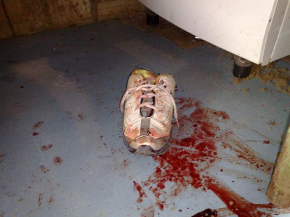 Tênis que Eliane usava ao ser assassinada | Roberto Cosme Raimundo / Gazeta do Povo