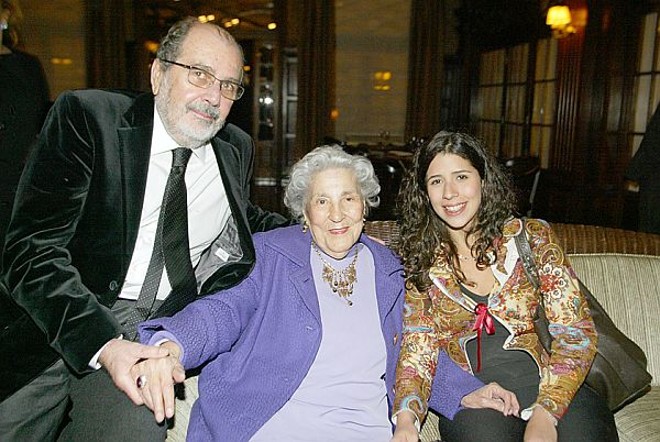 O cineasta Cacá Diegues, casado com Renata, uma das netas de dona Flora, e a filha Flora vieram do Rio especialmente para prestigiar a nova acadêmica |