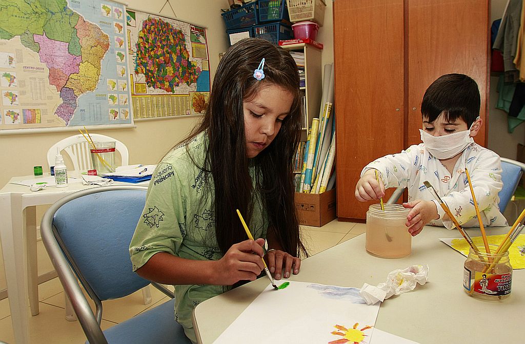 Ao deixarem o quarto do hospital, mesmo que por alguns minutos, as crianças têm a oportunidade de se distrair e de interagir com outros pacientes | Giuliano Gomes/ Gazeta do Povo