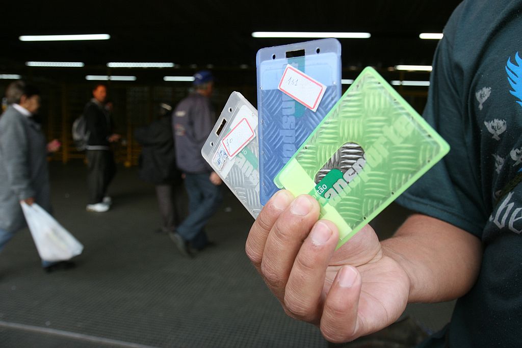 Comércio clandestino de cartões-transporte em Ponta Grossa: a passagem, que custa R$ 2, é vendida pelos trabalhadores por R$ 1,65 a cambistas, que, por sua vez, as repassam por R$ 1,75 | Henry Miléo/Gazeta do Povo