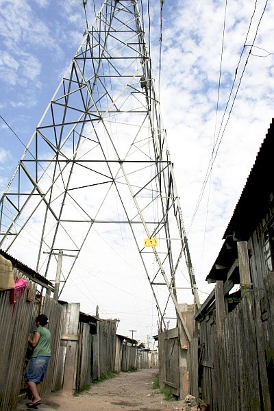 Caminho quase sem volta para os lotes irregulares Vila Iguape I, no Boqueirão: 300 famílias receberam ordem de despejo. | Fotos: Daniel Derevecki/Gazeta do Povo