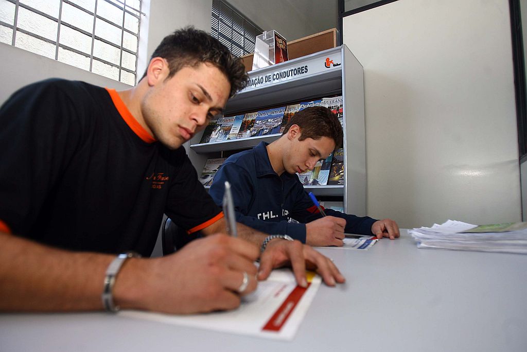 Rafael e Douglas se queixam da demora para agendar exames no Detran | Hedeson Alves/Gazeta do Povo
