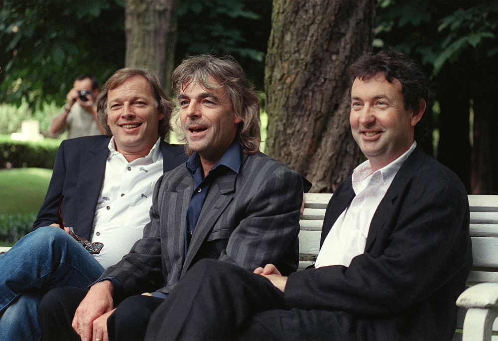 Fundador do Pink Floyd Richard Wright (ao centro), ao lado do guitarrista David Gilmour (à esq.) e o baterista Nick Mason | AFP/Patrick Hertzog