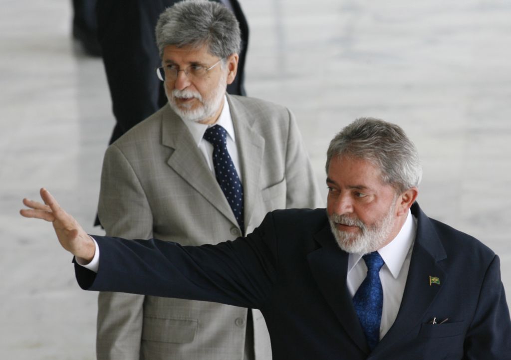 Amorim (fundo) evita tecer comentários sobre prisão do líder boliviano, mas destaca que "tramites legais e jurídicos estão sendo respeitados" | Jamil Bittar / Reuters