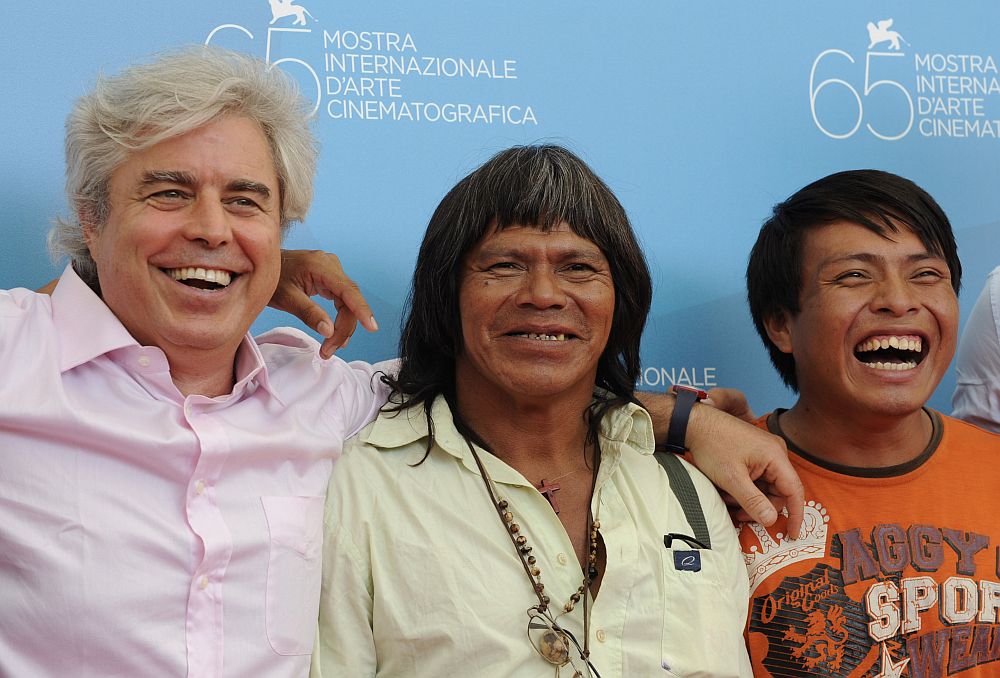 Os atores Ambrosio Vilhalva (ao centro) e Abrísio da Silva Pedro (à direita) posam ao lado do diretor de "Birdwatchers" Marco Bechis | AFP/Damien Meyer