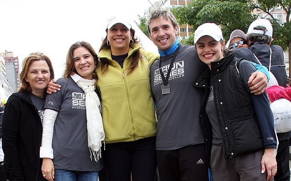 O Shopping Mueller promoveu no último domingo o circuito Track & Field Run Series. O evento fez parte das festividades pelos 25 anos do shopping, completados ontem. Um dos participantes foi Rhony Ferreira, coreógrafo da seleção feminina de ginástica artística, na foto com as empresárias Simone Soifer e Sabrina Peretti (ambas à esq.); a gerente de marketing, Laura Ranaldi; e a coordenadora de marketing, Adriana Cardoso Roehrig | Giuliano Gomes