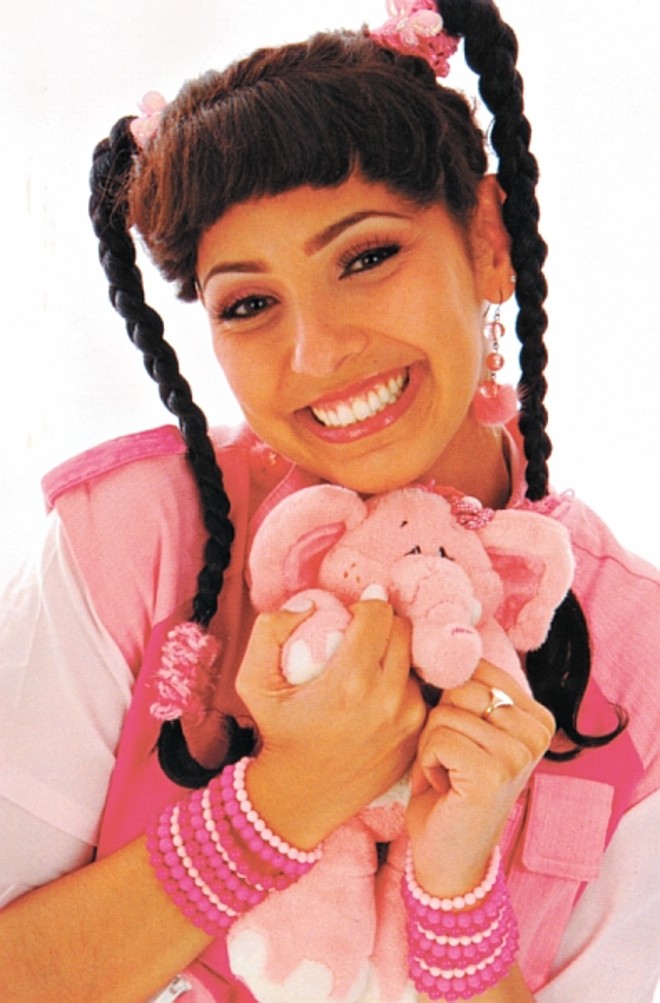 Destaque artístico - Parabéns para a atriz curitibana Dig Dutra, pelo sucesso que está fazendo no Zorra Total, da Globo, como Maria da Abadia, noiva de Patrick, girando as tranças com graça e habilidade. É filha dos amigos Marilena e José Evane Dutra |