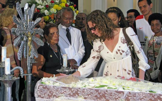 Patrícia Pillar esteve no velório de Waldick Soriano | G1