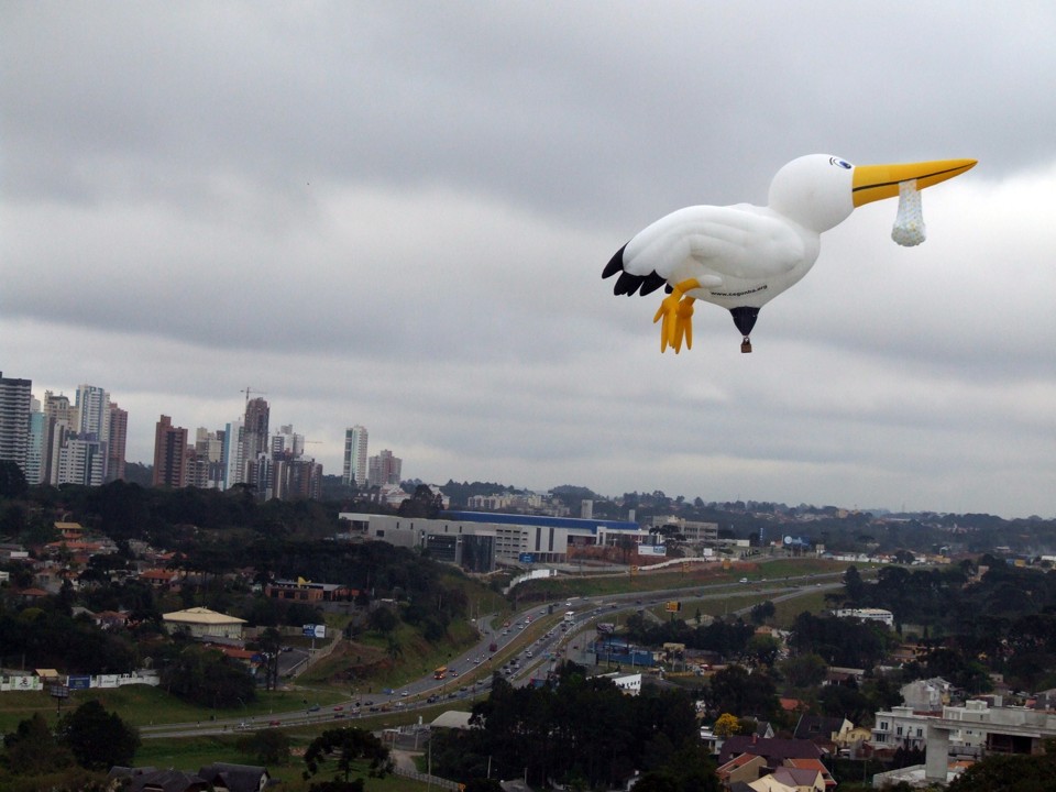 Balão em formato de cegonha com 55 metros de comprimento anuncia campanha de paternidade em Curitiba | Snap Balonismo/Jonas Bogucheski