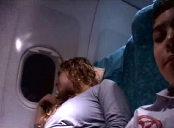 Nariman no avião rumo ao Brasil: depois da difícil fuga, alívio | Reprodução tevê Globo