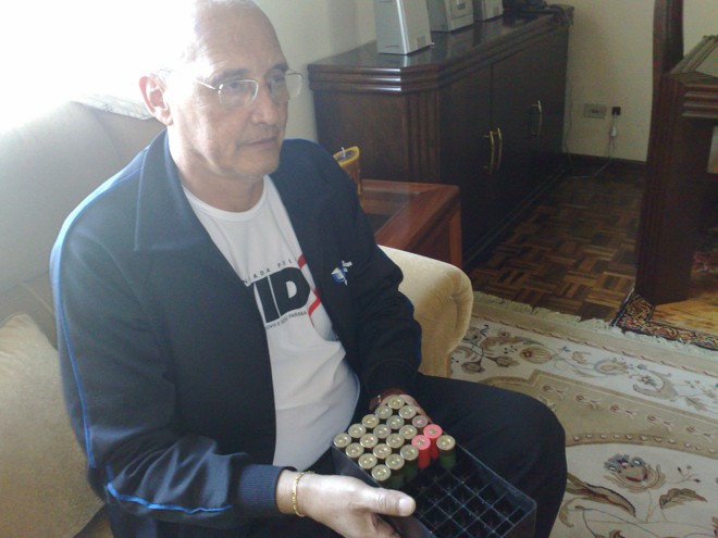 O publicitária Éder Gomes, 60 anos, com uma caixa de munições de grosso calibre | 