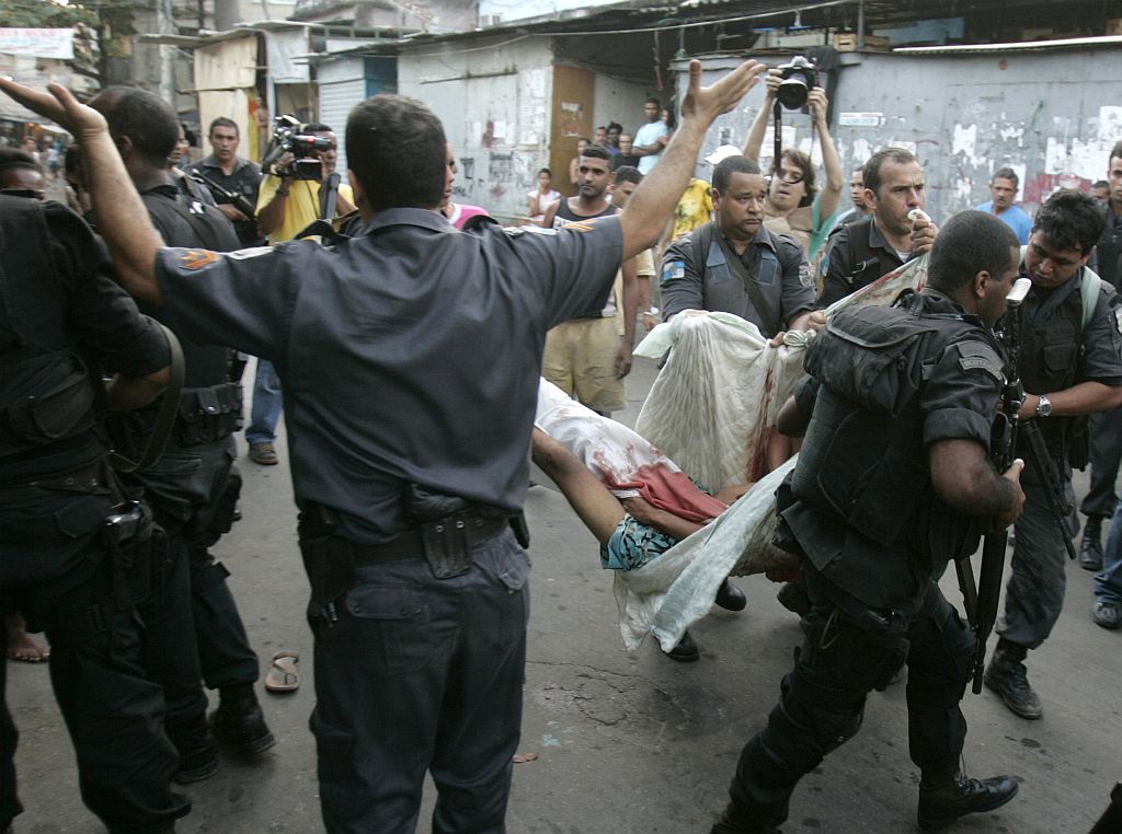 Megaoperação contra o tráfico no Complexo do Alemão, no Rio, em junho de 2007: perigo para os moradores | Bruno Domingos