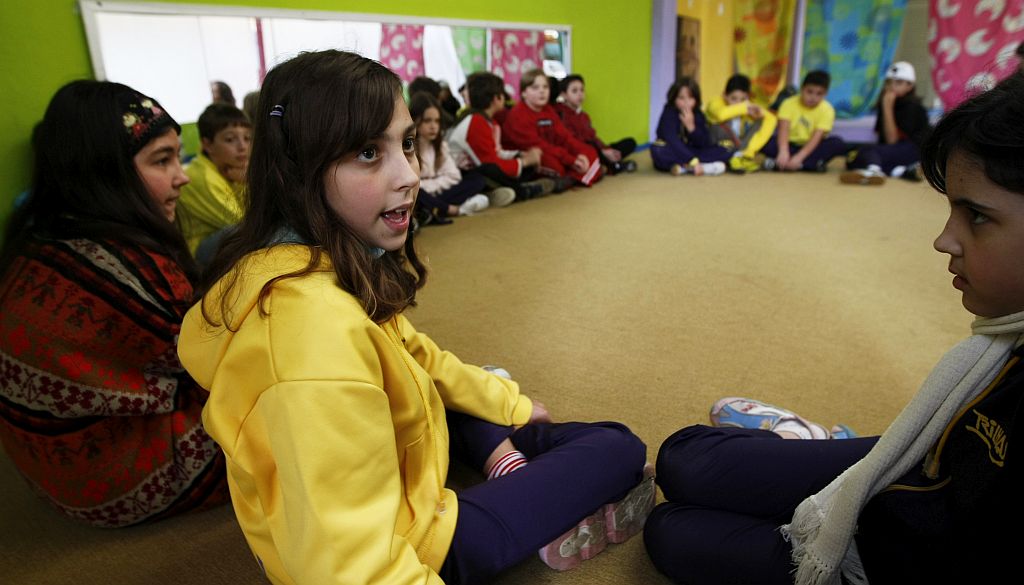 Talita e Lígia: na escola, descobertas de estratégias contra o consumismo | Fotos: Antônio Costa/Gazeta do Povo