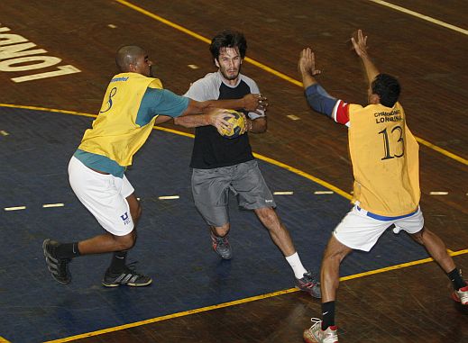 O armador Léo (com a bola) é principal destaque da Unopar na competição. | Jornal de Londrina