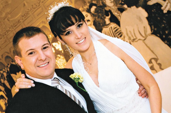 Casamento elegante - A advogada Andréa Benetti Carvalho e o médico Mateus Martinelli de Oliveira casaram-se em bela festa no Espaço Batel. Após a cerimônia presidida pela juíza Joeci Camargo, emocionante o pronunciamento do professor Mauri Rodrigues da Cruz. Andréa é filha de Rosalice e Carlos Eduardo Motta Carvalho. Mateus, é filho de Benedito Valdecir de Oliveira e da saudosa Maria Benigna Martinelli de Oliveira | 