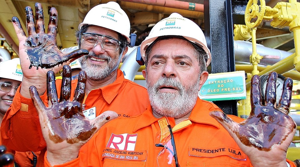 Presidente Lula e o presidente da Petrobras, Sergio Gabrielli, com óleo extraído da camada pré-sal nas mãos | Ricardo Stuckert/Presidência da República/Agência Brasil