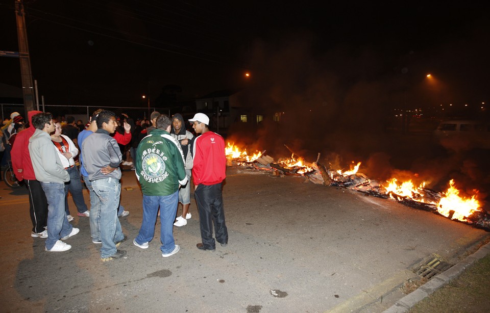 Manifestantes colocaram fogo em pneus na Avenida Capitão Leônidas Marques na altura do cruzamento com a Rua Dona Saza Lattes | Valterci Santos/Gazeta do Povo