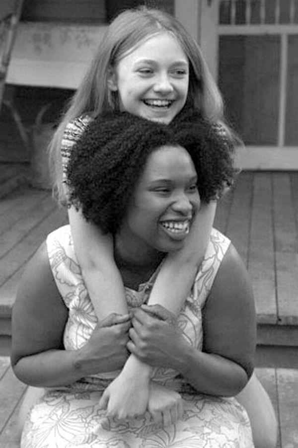 Jennifer Hudson e Dakota Fanning, em The Secret Life of Bees: aposta | Divulgação/ Imdb