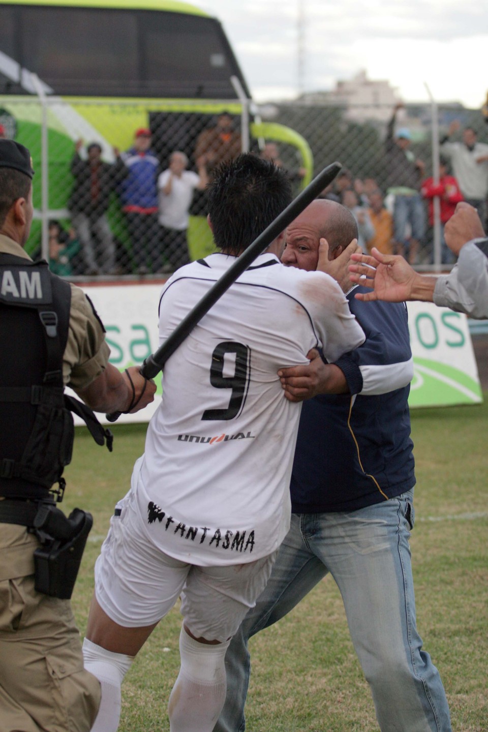 Jogadores, dirigente s policiais entraram em confronto no jogo entre Foz e Operário | Christian Rizzi / Gazeta do Povo