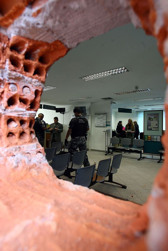 Agência do Banco Real arrombada no Bacacheri, em Curitiba: quantia furtada do cofre não foi revelada | Priscila Forone/Gazeta do Povo