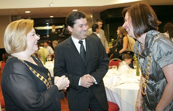 Alcimar Ribeiro com Sonia Vidinhas (à esq.), presidente nacional do Skal Clube, entidade dedicada ao turismo, e Josane Savas, presidente em Curitiba, na festa de sua despedida, na última sexta-feira, no Hotel Bourbon. O executivo mineiro trocou Curitiba, onde morou por dez anos, pela capital paulista para assumir uma das diretorias da TAM | Naideron Jr.