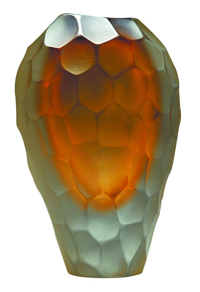 Em estilo mais contemporâneo, o Vaso Favo de Mel da Cristais di Murano é confeccionado com uma técnica exclusiva de lapidação |