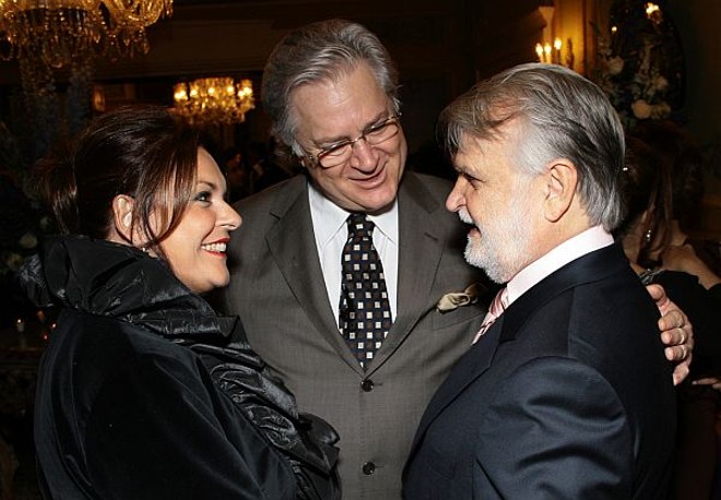 O casal Beatriz Séra e Luiz Fernando Melo (à esq.) cumprimenta Salomão Soifer pelos 25 anos do Shopping Mueller na badalada festa realizada na última sexta-feira, no Castelo do Batel. Beatriz vai abrir uma filial de suas lojas de presentes no novo shopping de Soifer, em São José dos Pinhais |