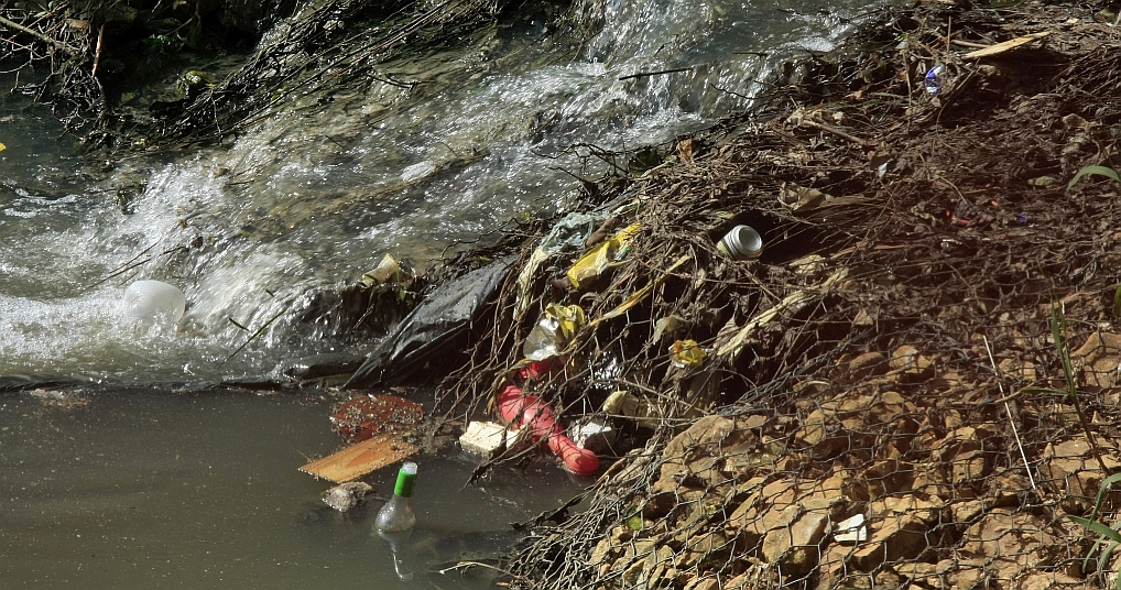 O lixo domina o cenário de vários rios da cidade, como o Belém. No primeiro semestre deste ano, a prefeitura retirou cerca de 700 toneladas de lixo dos rios e das galerias da cidade. |