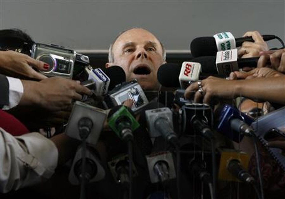 Em rápido e tumultuado pronunciamento o ministro Guido Mantega afirmou que, apesar da turbulência externa, a situação está normal no país | Jamil Bittar/Reuters