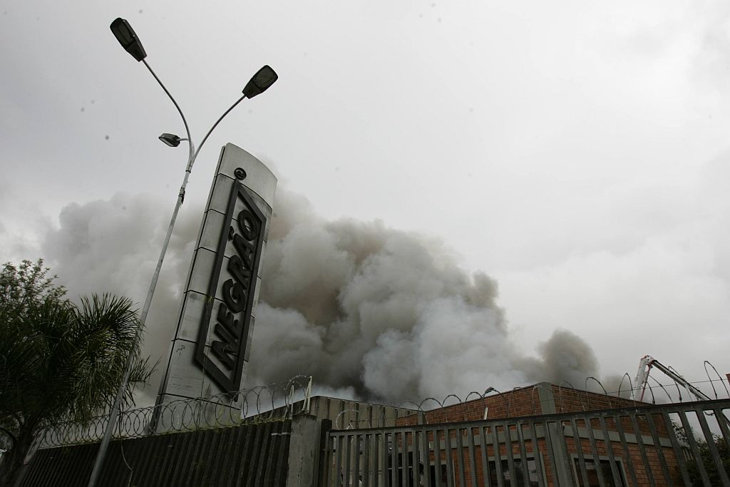 Quando o fogo atingiu materiais inflamáveis como tintas e solventes, houve explosões no depósito | Aniele Nascimento/Gazeta do Povo