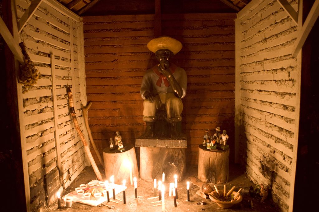 Oferendas a entidades, realizadas depois das sessões no terreiro de Umbanda | Antonio Costa