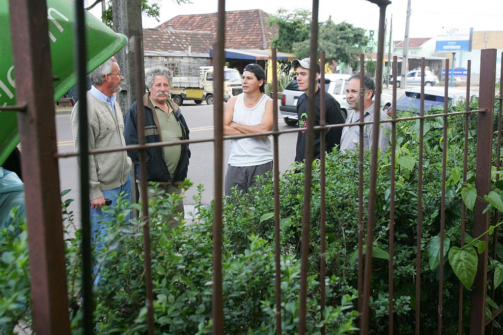 Comerciantes da Rua Francisco Derosso se reúnem para discutir a falta de segurança no bairro do Xaxim | Daniel Castelano/Gazeta do Povo