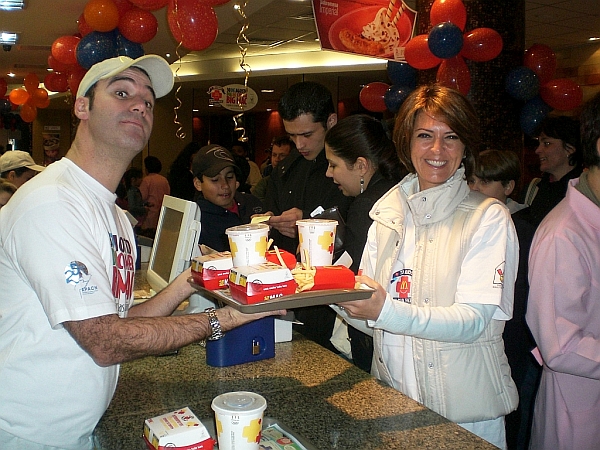O humorista Diogo Portugal, padrinho do McDia Feliz em Curitiba, lembrou seu tempo de funcionário do McDonald´s ao servir a primeira-dama Fernanda Richa, que foi prestigiar a abertura da campanha, sábado pela manhã, na loja da Rua das Flores. | Mauro Campos