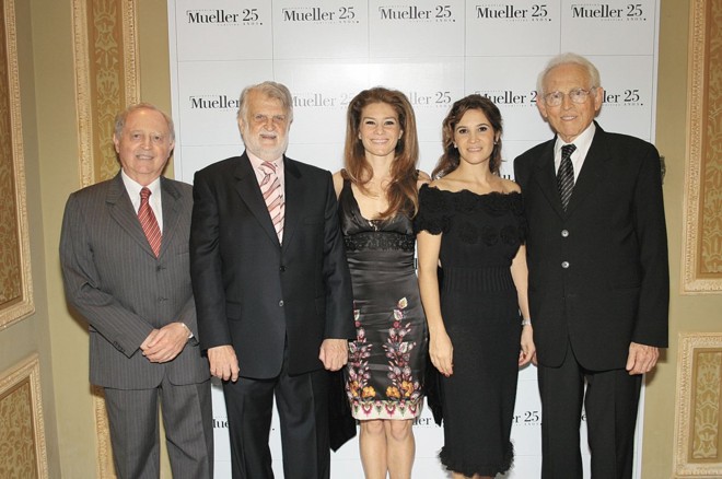 25 anos do Shopping Mueller - Os empreendedores do tradicional shopping, Rubens Teig, Salomão Soifer, Gabriela Peretti, Sabrina Peretti Gurtensten e Samuel Teig, foram anfitriões da belíssima comemoração, realizada no Castelo do Batel, quando foram homenageados lojistas que exercem suas atividades desde sua inauguração bem como seus funcionários. Ao evento compareceram as mais destacadas personalidades empresariais e da sociedade curitibana | 