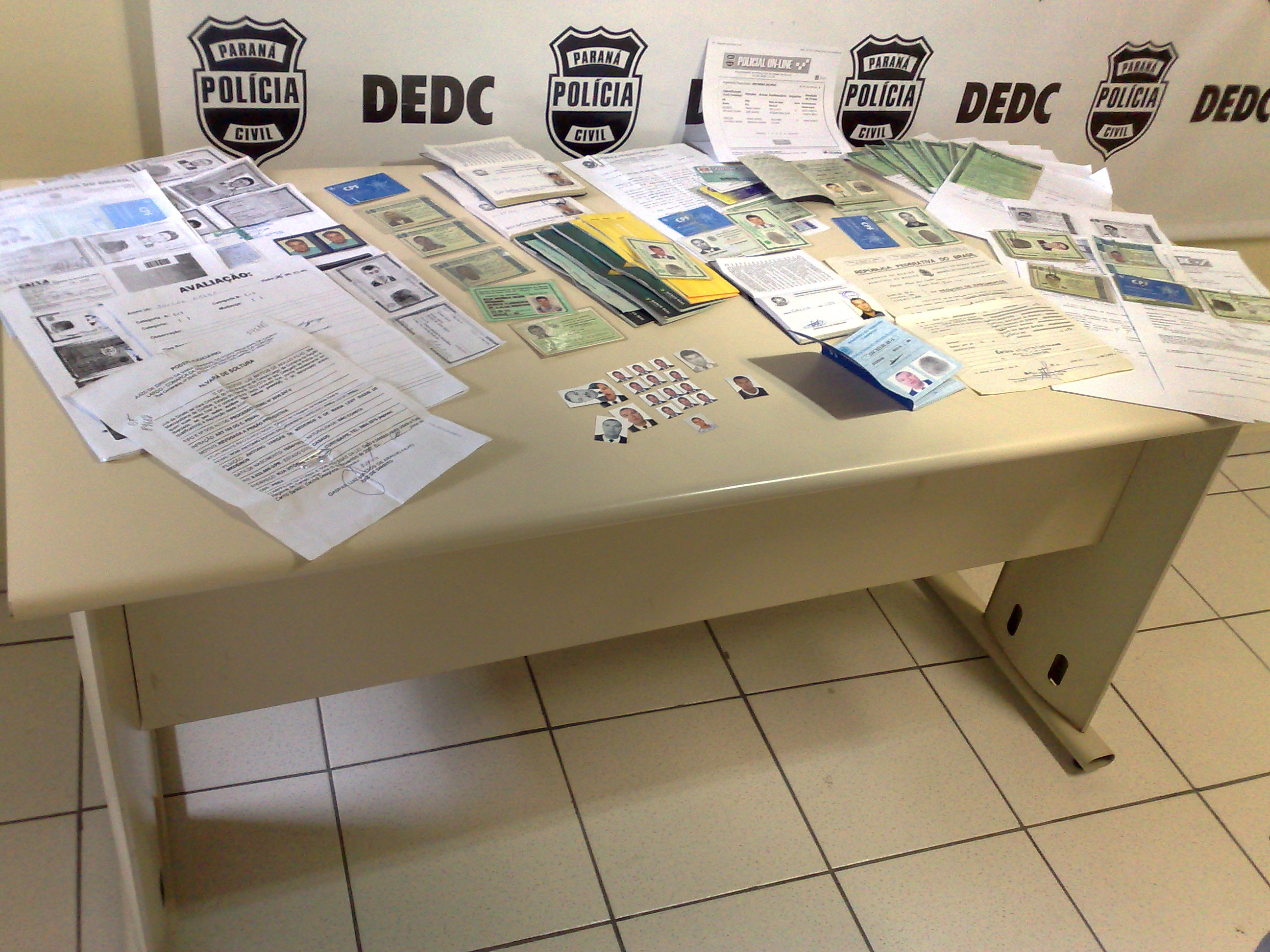 Documentos falsos apreendidos pela polícia | Roberto Cosme Raimundo / Gazeta do Povo