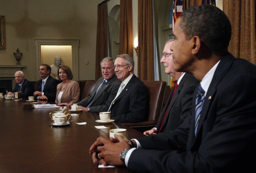 Obama e McCain ficaram sentados em extremidades opostas: ambos deixaram a Casa Branca por uma saída secundária | Jim Young / Reuters