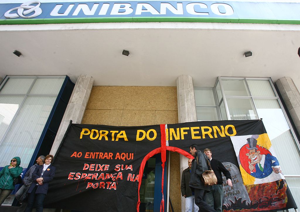 Bancários escolheram uma agência sem porta giratória com detector de metais para protestar contra assaltos | Priscila Forone/Gazeta do Povo