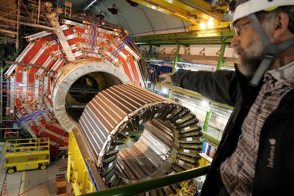 O Colisor Relativístico de Íons Pesados (RHIC) está a 4 metros abaixo do chão em Upton, em Nova York, e foi usado para colidir íons de ouro bilhões de vezes | AFP