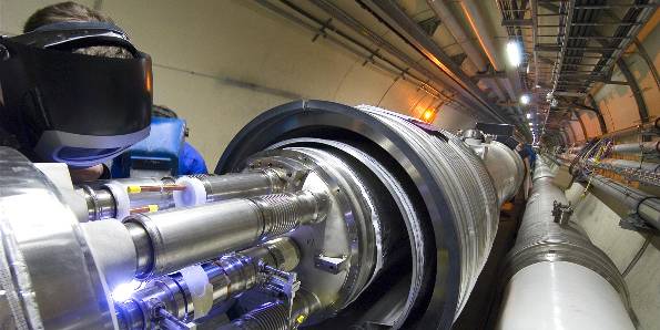 Trabalhador solda peças no interior do túnel do LHC | Reprodução/Cerm