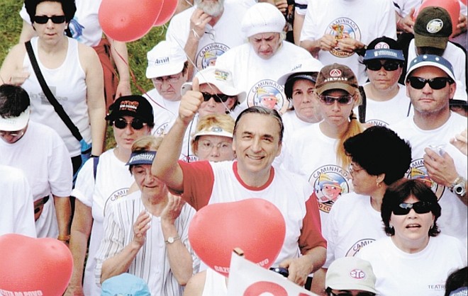 Caminhada do coração - O cardiologista Costantino Costantini, na parte central da foto, comanda hoje a quarta edição da Caminhada do Coração, que objetiva combater o sedentarismo e evitar doenças cardiovasculares. O percurso inicia-se às 9 h, na Praça do Japão, e vai até o Parque Barigüi, devendo reunir cerca de 10 mil participantes. No final serão feitas avaliações de fatores de risco para as doenças do coração |