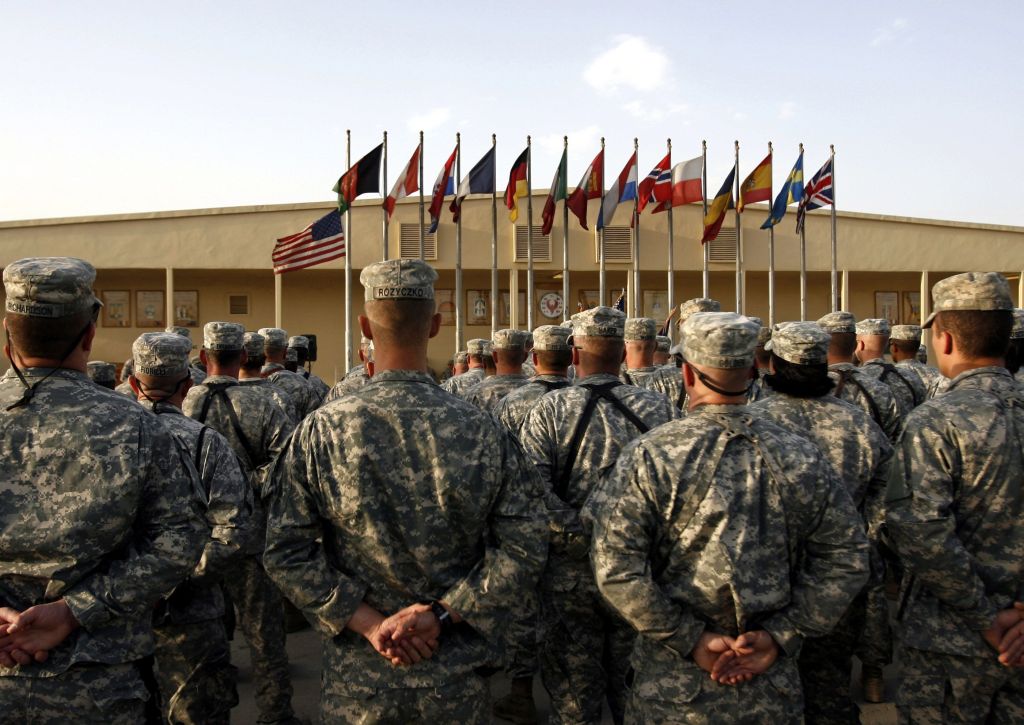 Soldados norte-americanos fizeram um minuto de silêncio, em Cabul, durante homenagem às vítimas dos ataques de 11 de setembro de 2001 | Omar Sobhani / Reuters
