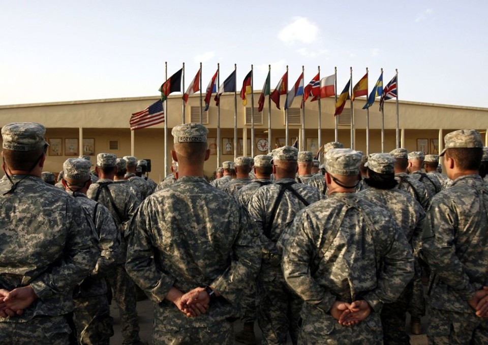 Soldados norte-americanos fizeram um minuto de silêncio, em Cabul, durante homenagem às vítimas dos ataques de 11 de setembro de 2001 | Omar Sobhani / Reuters