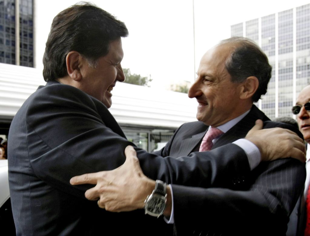 Alan Garcia (esq.) é recepcionado pelo presidente da Federação das Indústrias do Estado de São Paulo, Paulo Skaf | Paulo Whitaker / Reuters